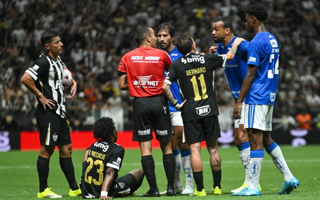 Tumulto-entre-jogadores-em-Atletico-e-Cruzeiro-scaled-aspect-ratio-512-320