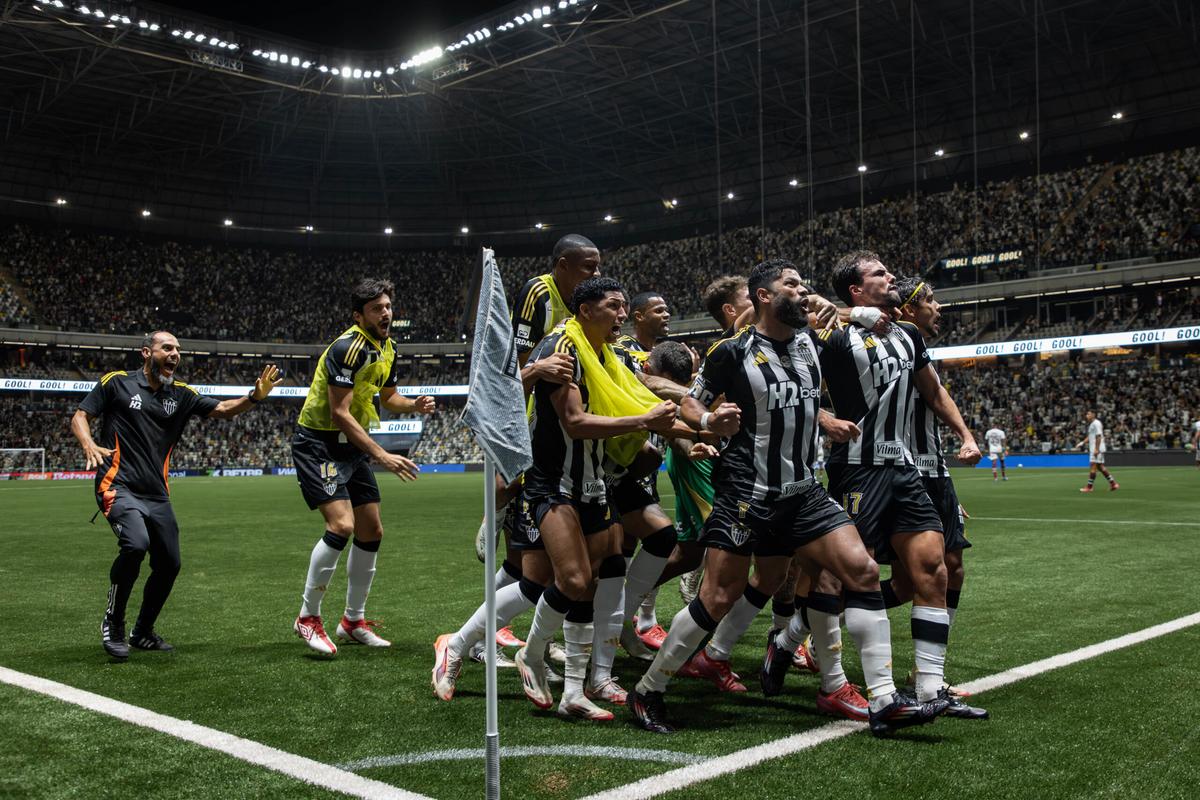 Fluminense Desiste de Hulk: Galo Mantém Exigências e Deixa Porta Aberta para Retorno da Negociação